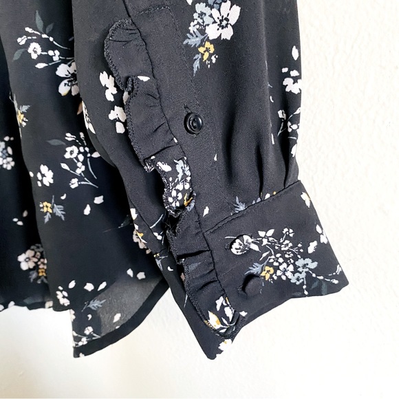 Delicate Floral Pattern Button-up Top - Picture 6 of 12